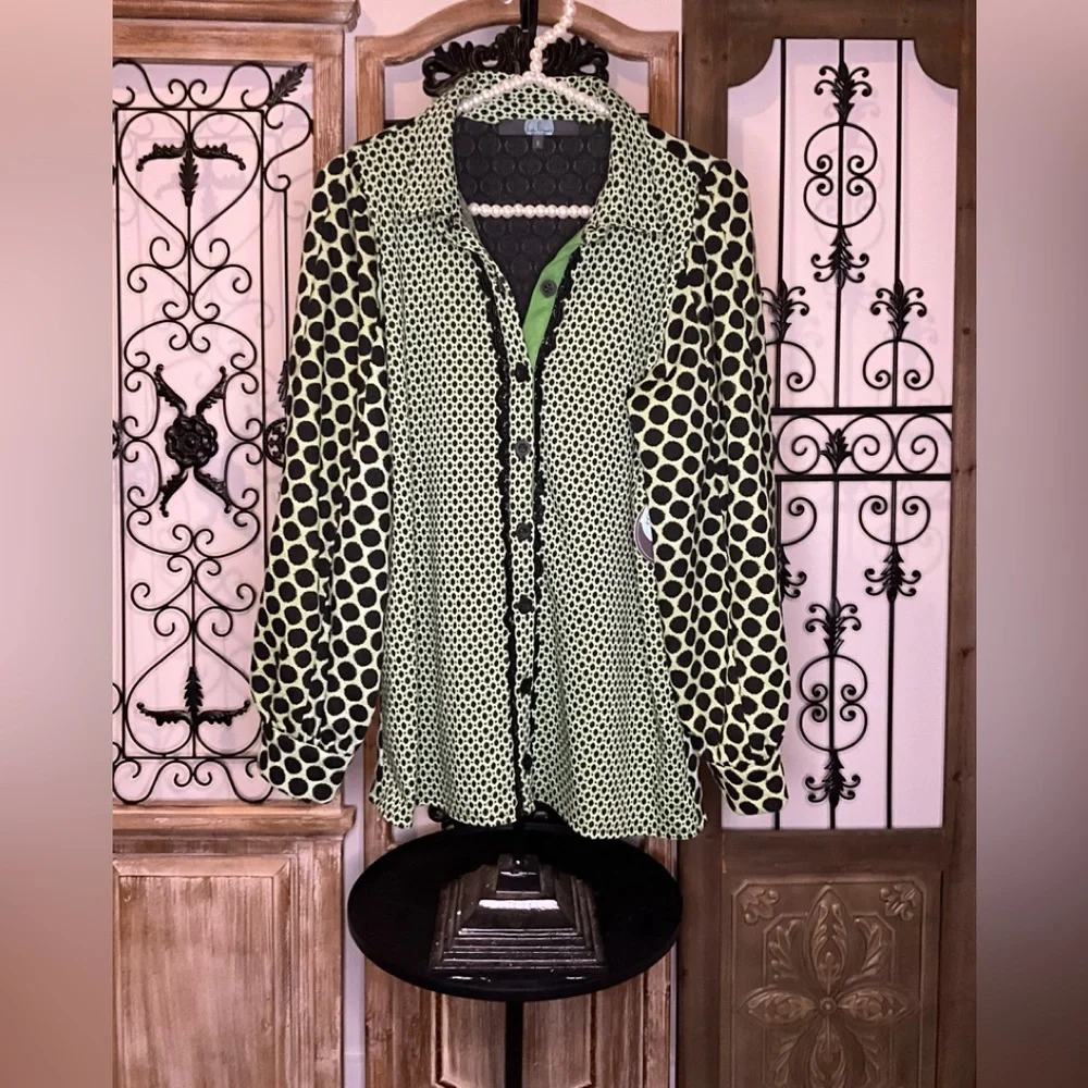 Eva Franco unique button up top in a size 8 - no material tag / likely a sample - Picture 4 of 15